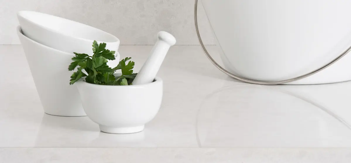organic-white-4600-caesarstone-boyutlar-3050mm-1440mm-kalınlık-12mm-20mm-30mm-kuvars-plakalar-classico-koleksiyon-kuvars-mutfak-tezgahı-kuvars-banyo-tezgahı-mimari-proje-görseli